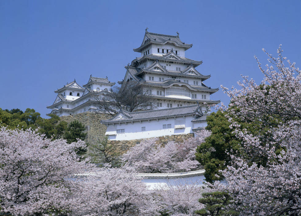 Tòa lâu đài Himeji Castle ở Nhật Bản, lâu đài này được xây dựng cầu kỳ dưới thời phong kiến. nhìn giống như hình cánh chim đang bay .