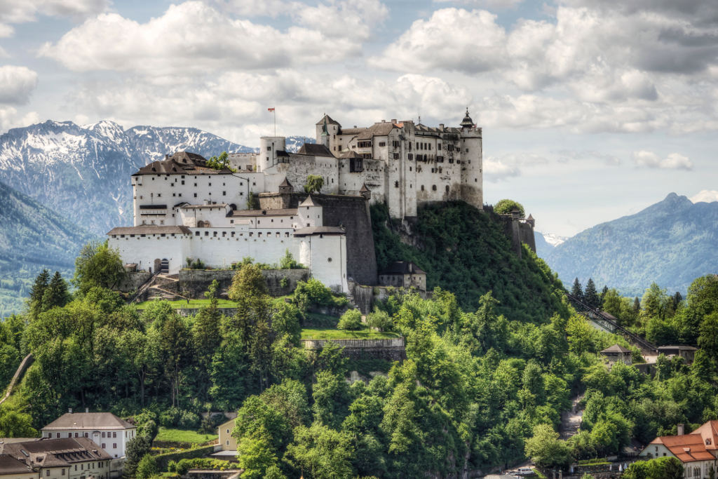 Lâu đài Hohensalzburg Castle ở Áo, đây cũng được coi như 1 pháo đài trên đỉnh núi, nó được xây dựng năm 1077.