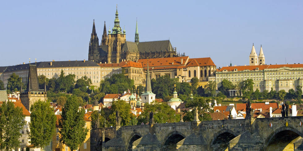 Lâu đài Prague ở Cộng hòa Séc, nắm giữ danh hiệu của lâu đài cổ đại lớn nhất thế giới, Lâu đài Prague được xây dựng trên diện tích 17 mẫu đất trên đỉnh đồi nhìn ra thành phố Bohemian.