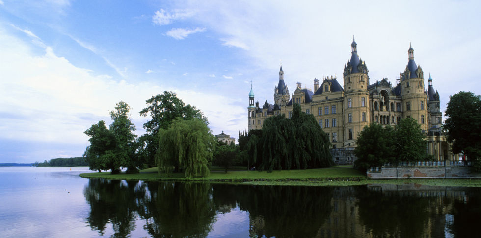 Lâu đài Schloss Schwerin ở Đức, lâu đài được xây dựng trên 1 hồ nước