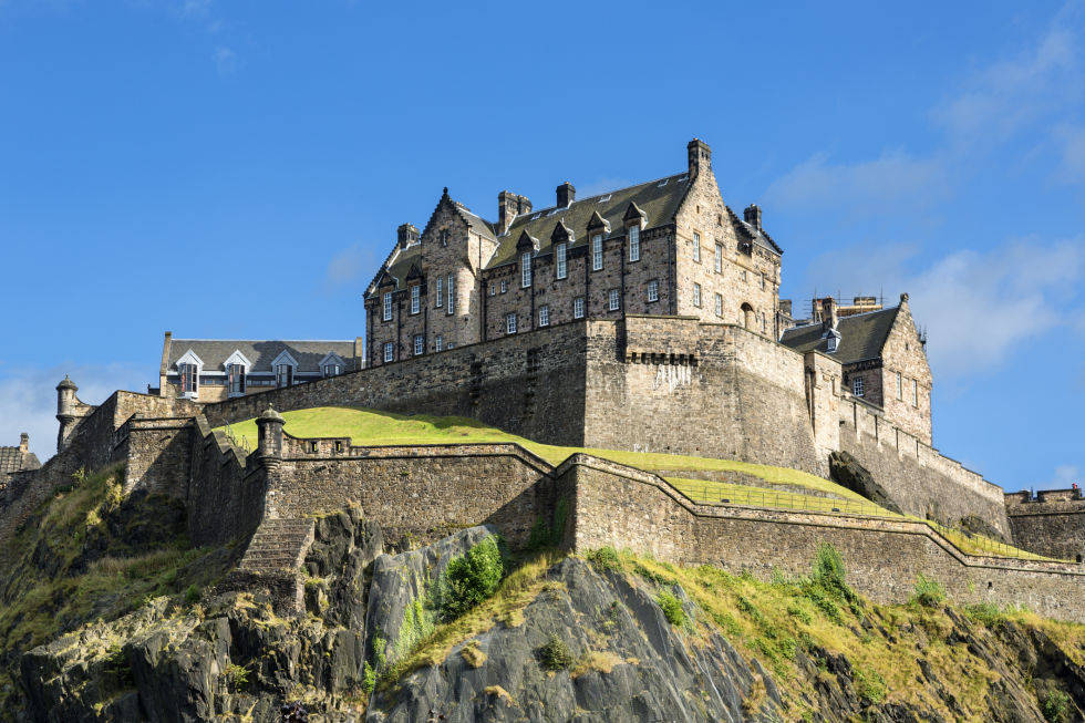 Lâu đài Edinburgh Castle, ở Scotland. Lâu đài nằm trên đỉnh núi Castle Rock.
