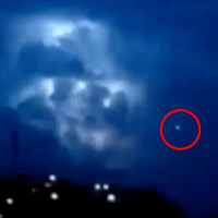 Video: UFO phát sáng trong bão sấm sét ở Brazil