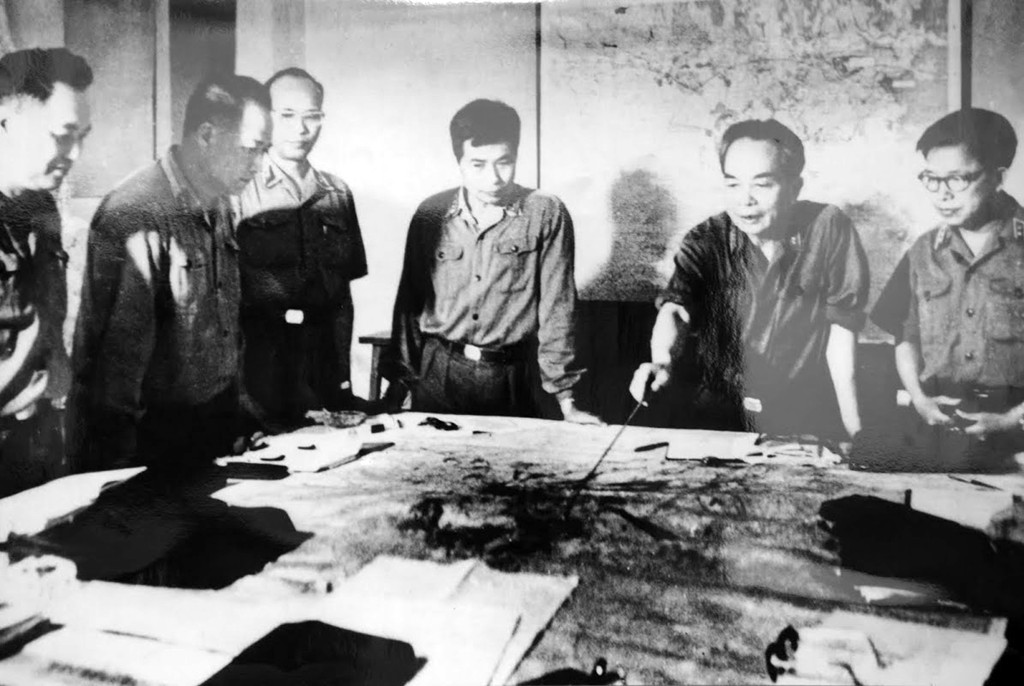Quân ủy trung ương theo dõi diễn biến chiến dịch Hồ Chí Minh, tháng 4/1975.