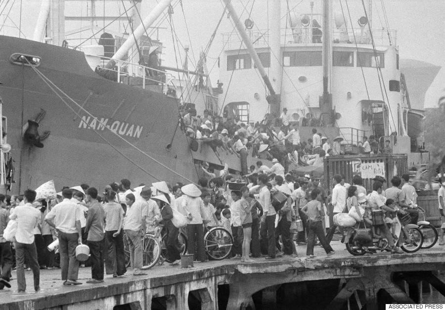 Bờ sông Sài Gòn những ngày cuối tháng 4/1975 chật kín người chờ di tản trên những con tàu.