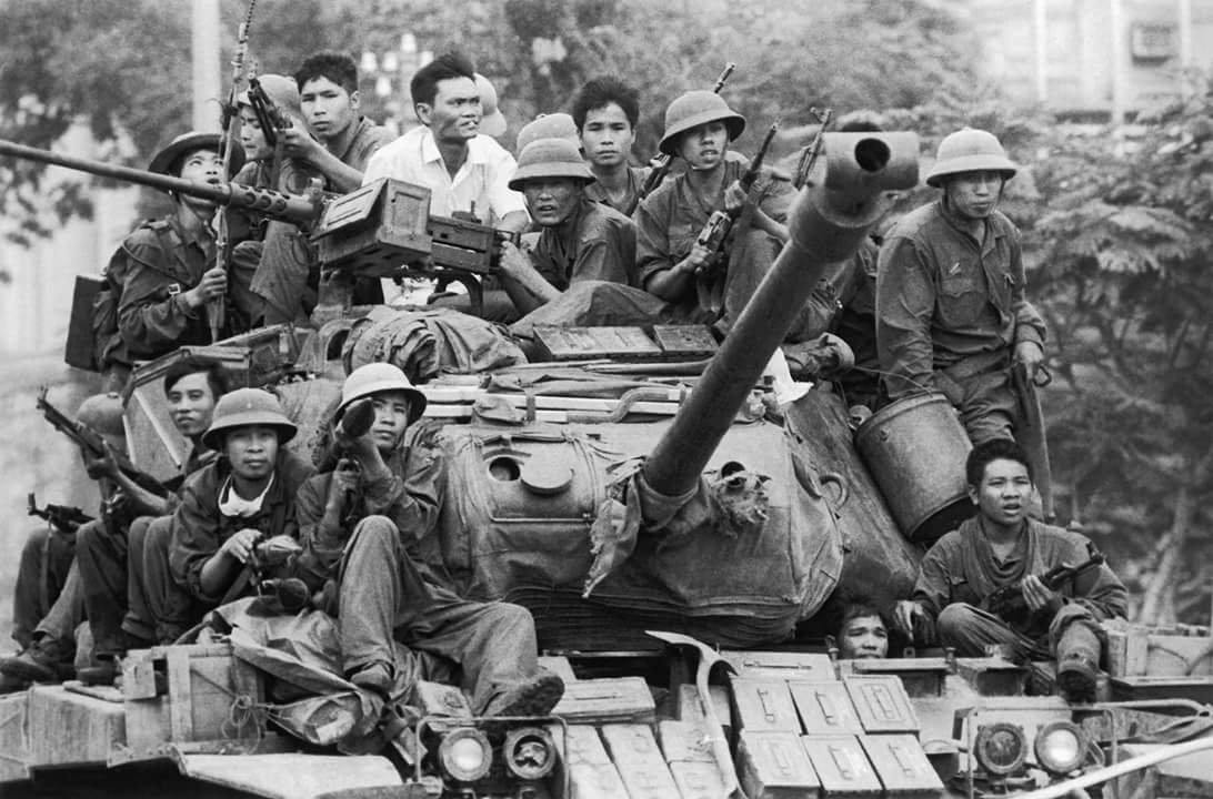 Xe tăng của quân giải phóng tiến vào Sài Gòn, hướng tới Dinh Độc lập.