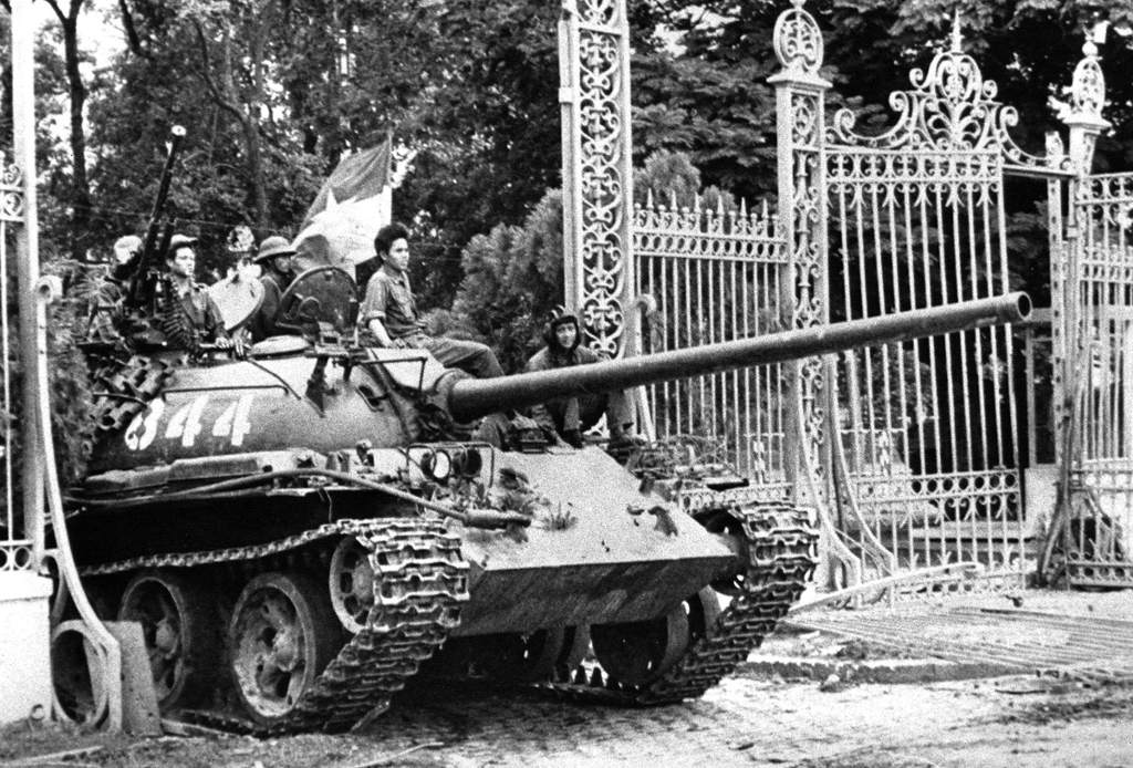 Xe tăng Quân đội Nhân dân Việt Nam húc đổ cánh cổng Dinh Độc lập, tiến thẳng vào dinh trưa ngày 30/4/1975, báo hiệu sự kết thúc của chính quyền Sài Gòn, chấm dứt cuộc chiến tranh kéo dài hai thập kỷ.