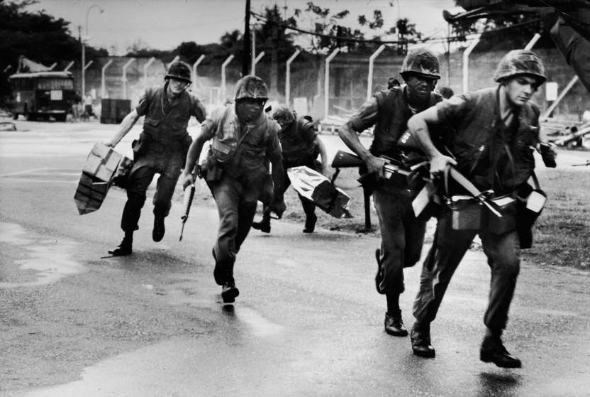 Trực thăng đưa lính thủy đánh bộ Mỹ tới sân bay Tân Sơn Nhất nhằm bảo vệ và phong tỏa các khu vực quan trọng để tiến hành di tản những người Mỹ cuối cùng khỏi Sài Gòn.