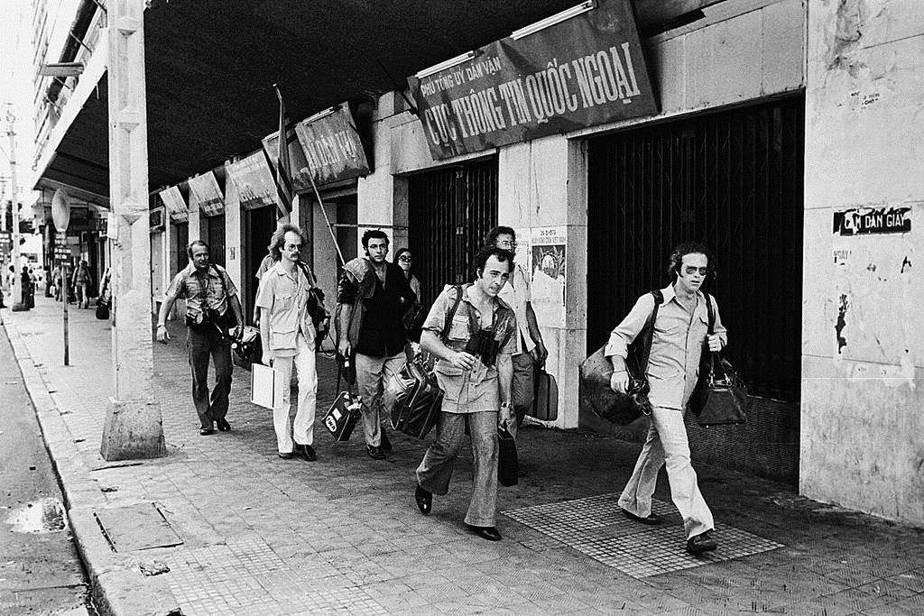 Những công dân Mỹ cuối cùng, trong đó có cả các phóng viên báo chí, chuẩn bị di tản khỏi Sài Gòn vào buổi trưa.