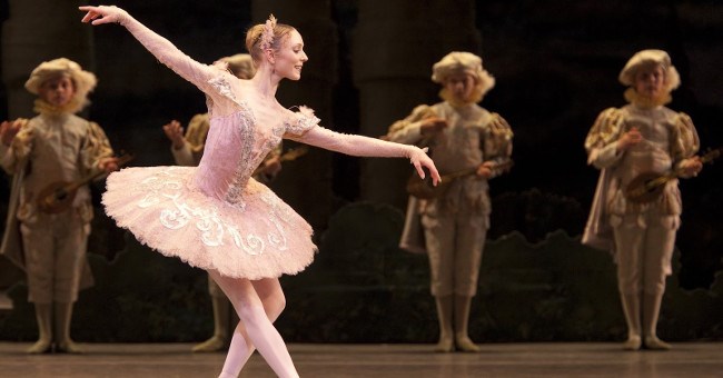 Vì sao những vũ công ballet không bị chóng mặt dù xoay liên tục tới 32 vòng?