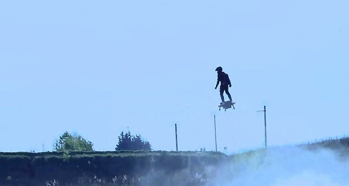 Flyboard Air có khả năng bay độc lập đến 10 phút, do được trang bị động cơ phản lực.