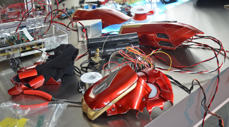 Vũ khí mà Grant Imahara thiết kế có phần nguy hiểm hơn.