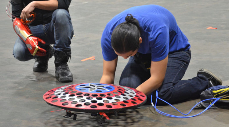 Allen Pan đang kiểm tra chiếc khiên của mình.