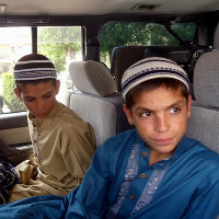 Kỳ lạ 3 anh em ngày "sống", đêm "chết” ở Pakistan