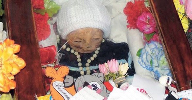 Bí ẩn về quan tài cậu bé một tuổi liên tục bật nắp