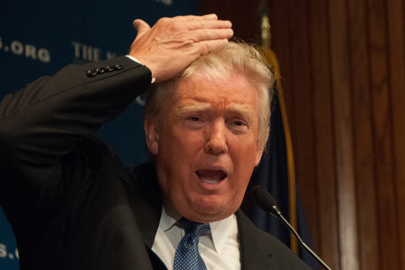 Chuyên gia bắt lỗi phát biểu về keo xịt tóc của Donald Trump