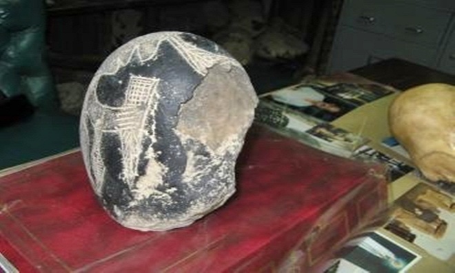 Những hòn đá đen chạm khắc bí ẩn ở Peru