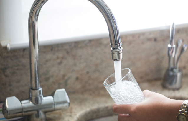 Dùng nước máy sinh hoạt hàng ngày nhưng bạn đã biết mùi của chúng có ý nghĩa gì chưa?