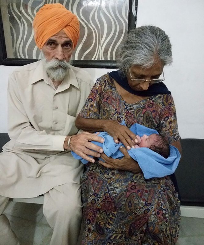 Cụ bà Dajinder Kaur (70 tuổi) và cụ ông Mohinder Singh Gill (79 tuổi) hạnh phúc chào đón cậu con trai đầu lòng.