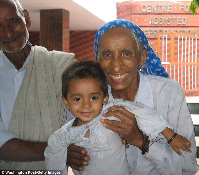 Năm 2006, bà cụ Rajo Devi (Ấn Độ), sau 50 năm kết hôn, đã sinh hạ một bé gái.