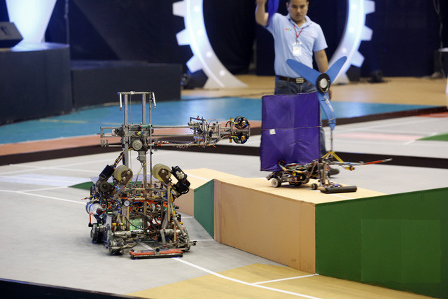 Vòng 1/8 của vòng chung kết cuộc thi Sáng tạo Robot Việt Nam 2016 diễn ra vô cùng kịch tính.