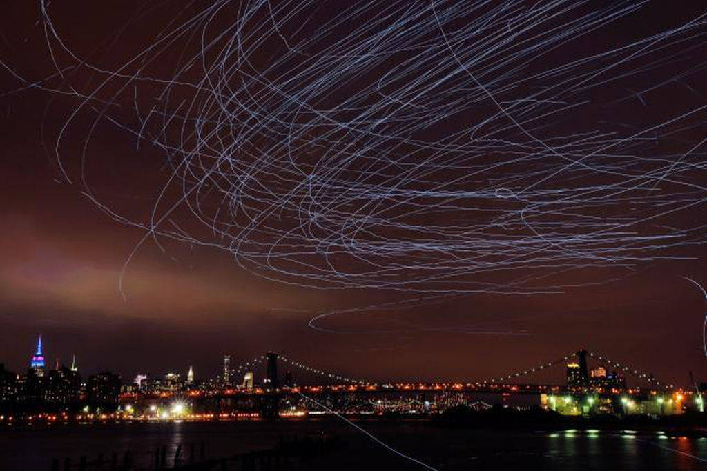 Chim bồ câu tạo mưa sao băng lướt qua trời New York