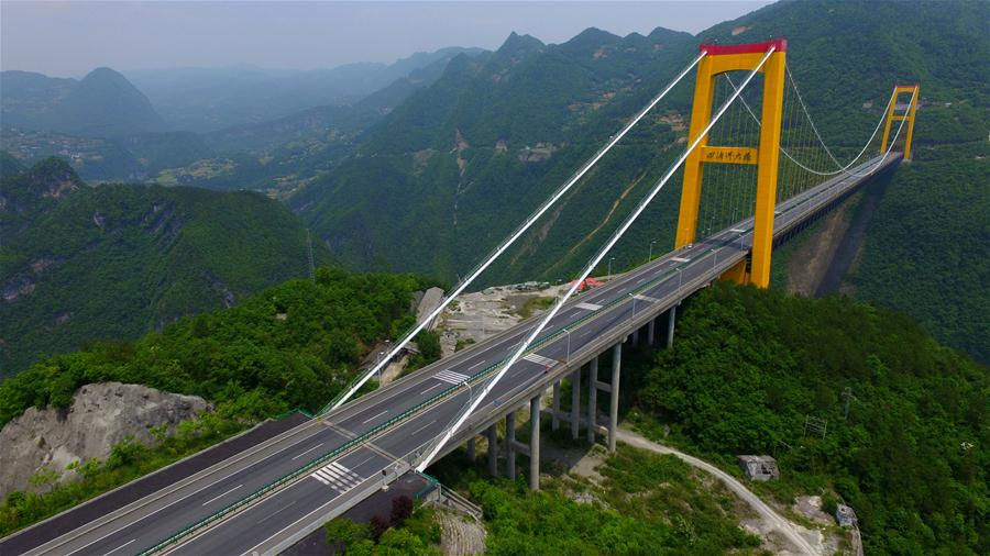 Cây cầu cao nhất thế giới ở Trung Quốc