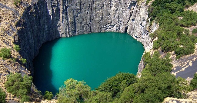 17 hố lớn kỳ lạ nhất thế giới