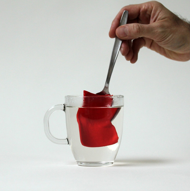 Thả vào nước, miếng nhựa lập tức nở ra.