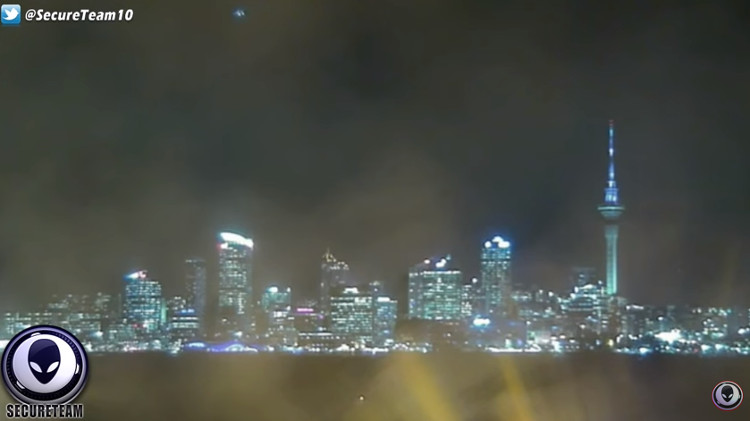 Ảnh cắt từ video cho thấy đốm sáng được cho là UFO xuất hiện trên bầu trời nước Úc. Ảnh cắt từ video cho thấy đốm sáng được cho là UFO xuất hiện trên bầu trời nước Úc.