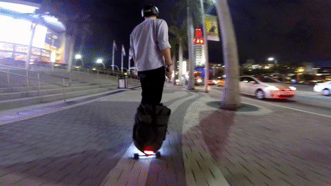 Movpak: Ba lô kết hợp ván trượt skateboard, pin di động, tích hợp bluetooth