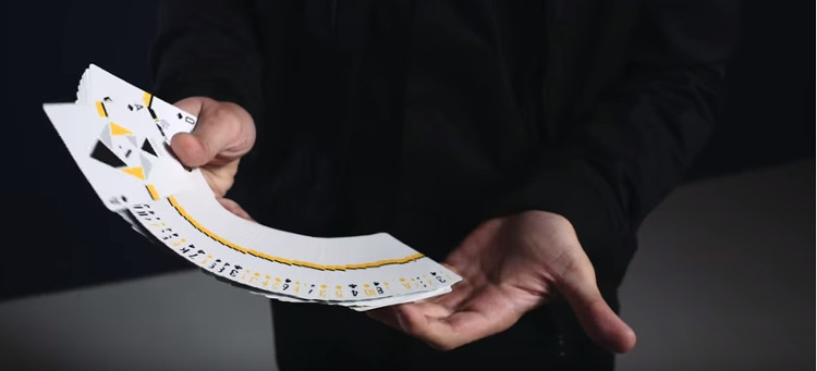 Màn biểu diễn với những lá bài thường rất hấp dẫn.