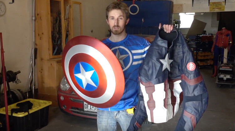 James Hobson và chiếc khiên do mình chế tạo ra. James Hobson và chiếc khiên do mình chế tạo ra.