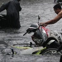 Cách xử lý khi xe bị chết máy do ngập nước