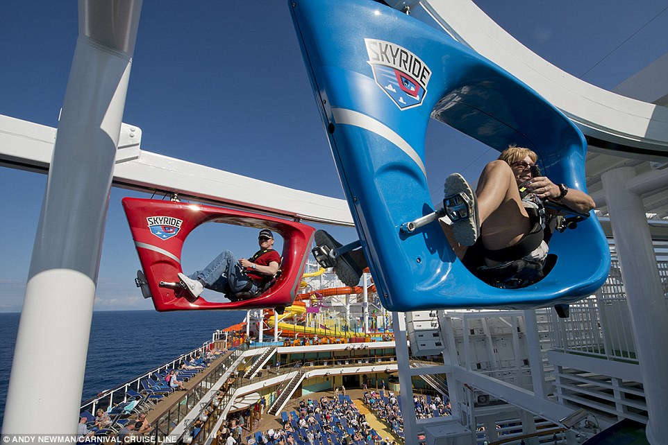 Các chỗ ngồi giống như trên chiếc xe đạp và treo lơ lửng ở độ cao hơn 240 m Các chỗ ngồi giống như trên chiếc xe đạp và treo lơ lửng ở độ cao hơn 240 m