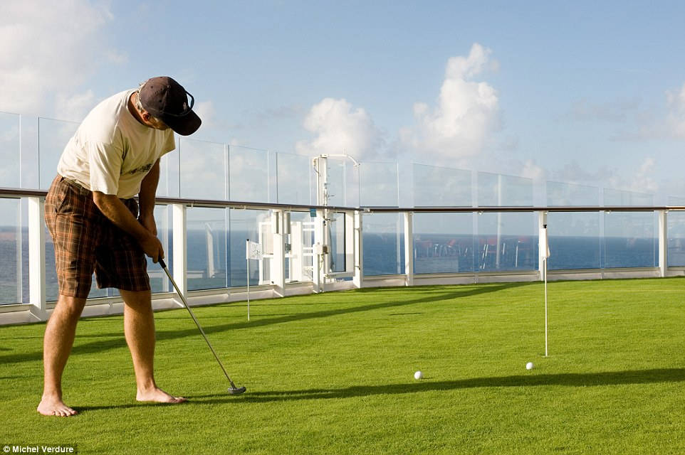 Minigolf là một trong những hoạt động được cung cấp tại Câu lạc bộ Lawn. Minigolf là một trong những hoạt động được cung cấp tại Câu lạc bộ Lawn.