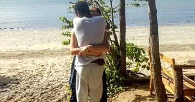 Lại tranh cãi về bức ảnh cặp đôi ôm nhau trên bãi biển