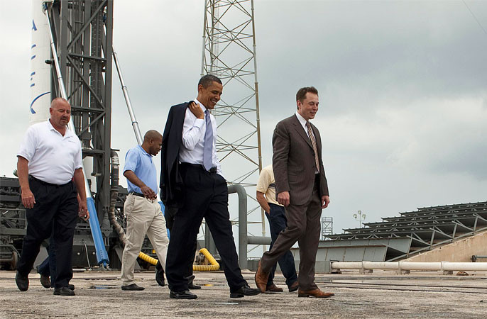 Tổng thống Mỹ Barack Obama trong chuyến ghé thăm cơ sở của SpaceX.