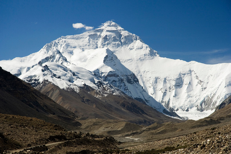 Everest là đỉnh núi cao nhất thế giới xét theo độ cao so với mực nước biển.
