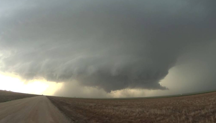 Khoảnh khắc cơn bão sấm sét xoắn lại với nhau, bao phủ cánh đồng lớn.