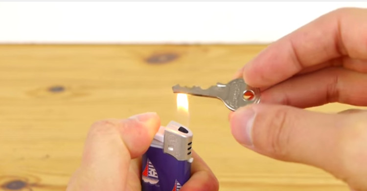 Với cách này, bạn sẽ không cần tốn tiền, tốn thời gian ra ngoài làm một chiếc chìa khóa mới.