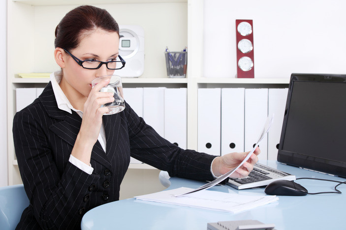 Uống nước lạnh, ngồi điều hòa khiến dân văn phòng dễ mắc bệnh