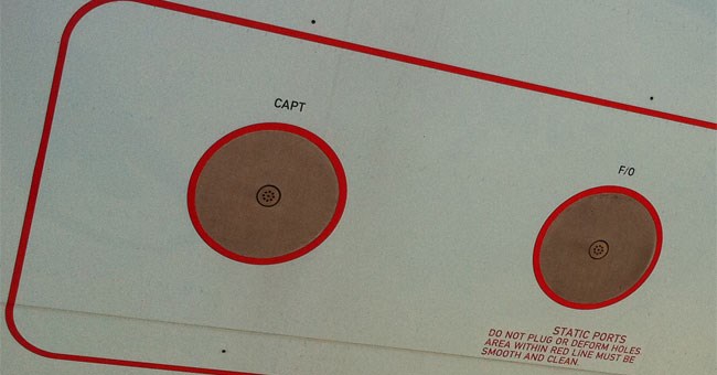 Một miếng băng dính đã hại chết 70 hành khách trên máy bay như thế nào?