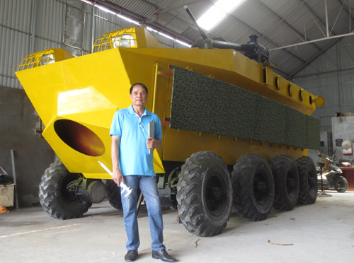 Thợ cơ khí không bằng cấp chế tạo xe bọc thép