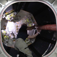 Các nhà du hành đặt chân vào ngôi nhà không gian trên ISS