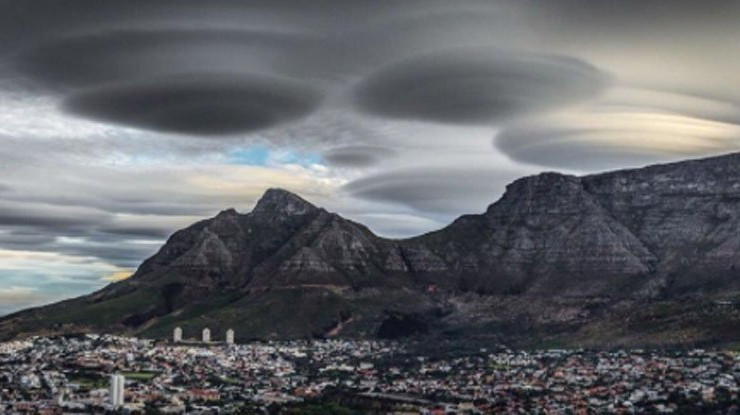 Đám mây hình đĩa bay ở Cape Town, Nam Phi. 