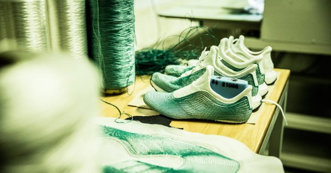 Adidas sản xuất giày từ rác thải đại dương