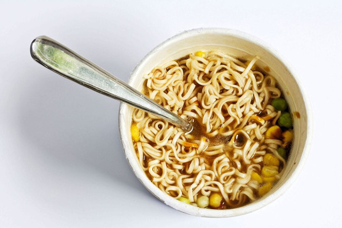 Biết 4 điều này, bạn sẽ ngừng ăn mì tôm 