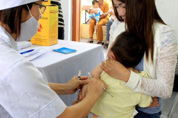 Trẻ tiêm 3 mũi vắc xin viêm não Nhật Bản, hiệu quả bảo vệ là 90-95%.