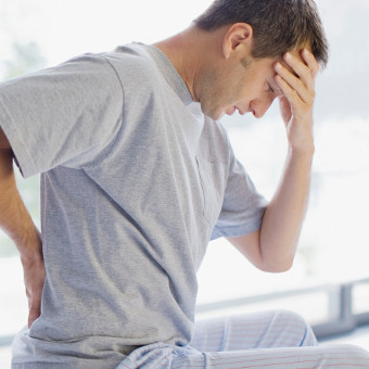 Vì sao bị đau lưng khi ngủ dậy?