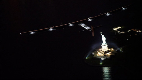 Solar Impulse 2 bay trên bầu trời và hạ cánh New York